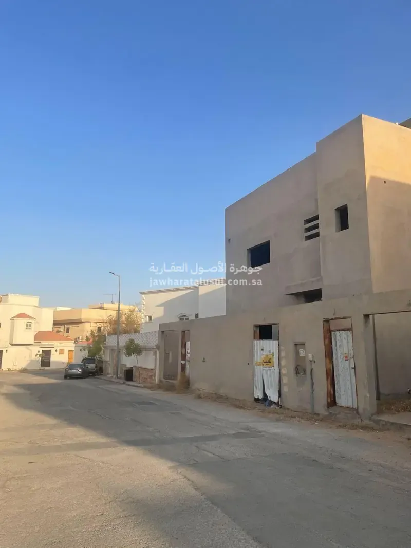 للبيع فيلا عظم دورين كل دور بمدخل خاص